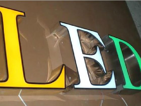 社旗介绍LED招牌的基础知识。
